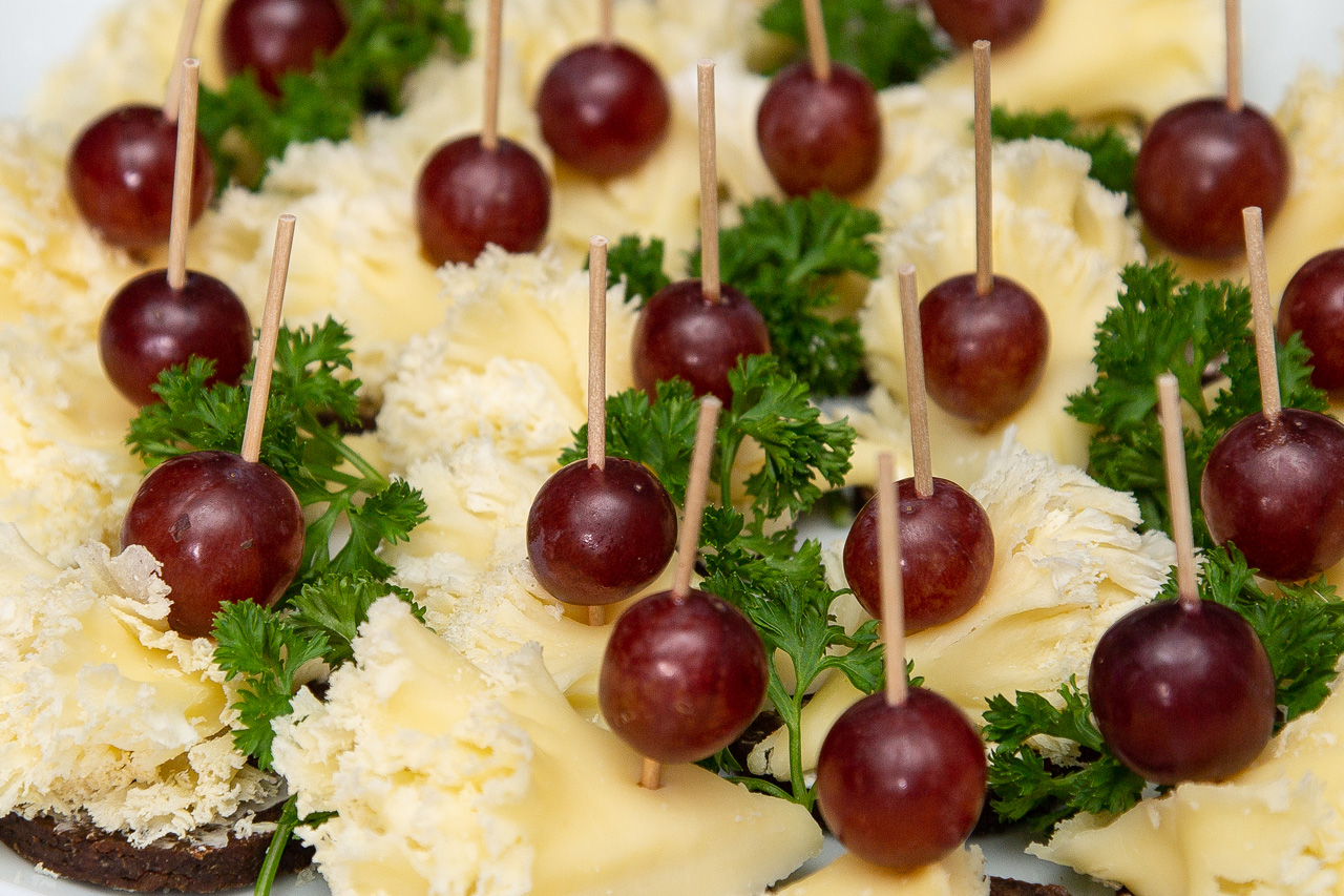 Rote Weintrauben und Käse in Kombination